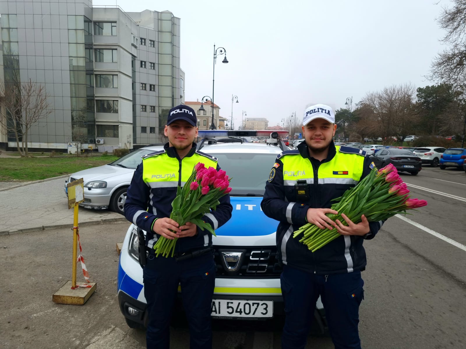 CONSTANŢA: Polițiștii rutieri le-au făcut doamnelor o surpriză în trafic