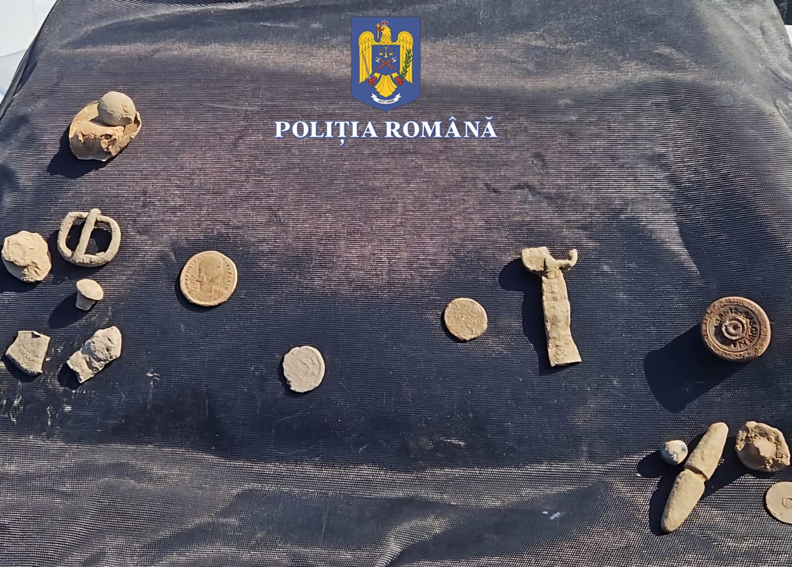 CONSTANŢA: Cercetaţi penal după ce au folosit detectoare de metale într-un sit şi au sustras obiecte arheologice