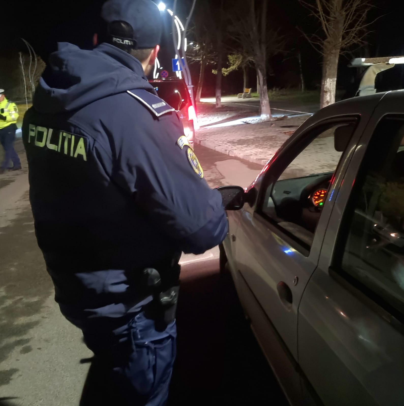 NĂVODARI: Un şofer care consumase alcool şi posibil drogat, oprit în trafic de poliţişti