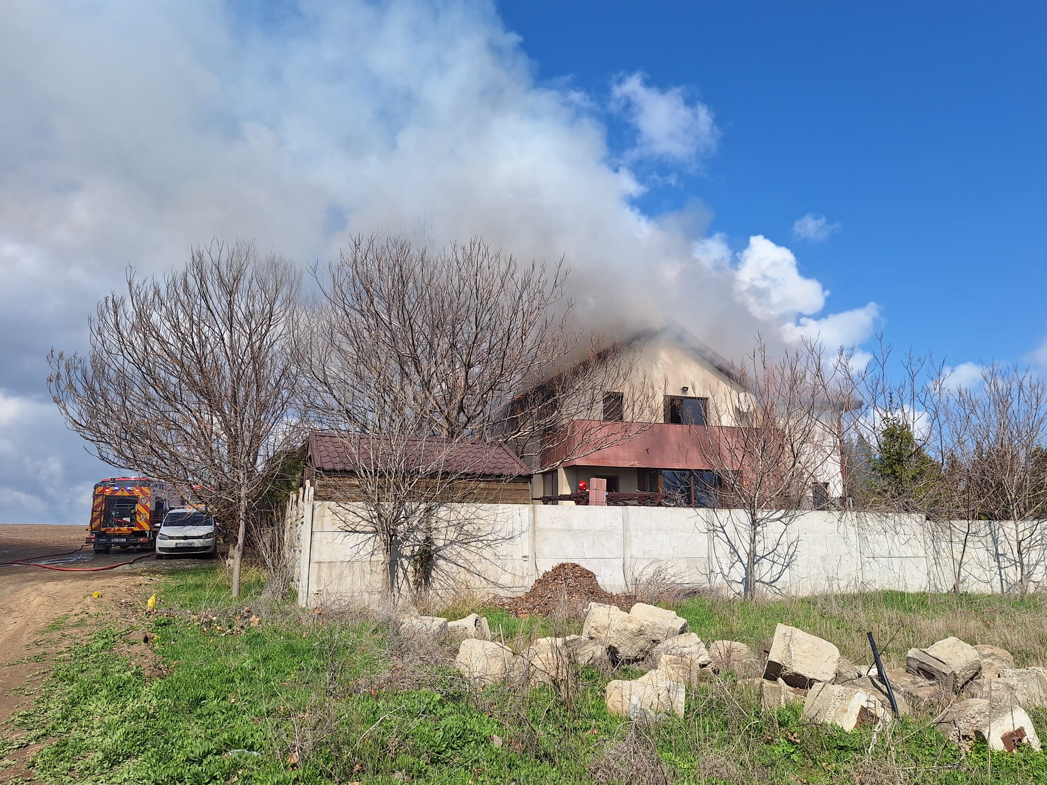 Arde o casă în Constanța