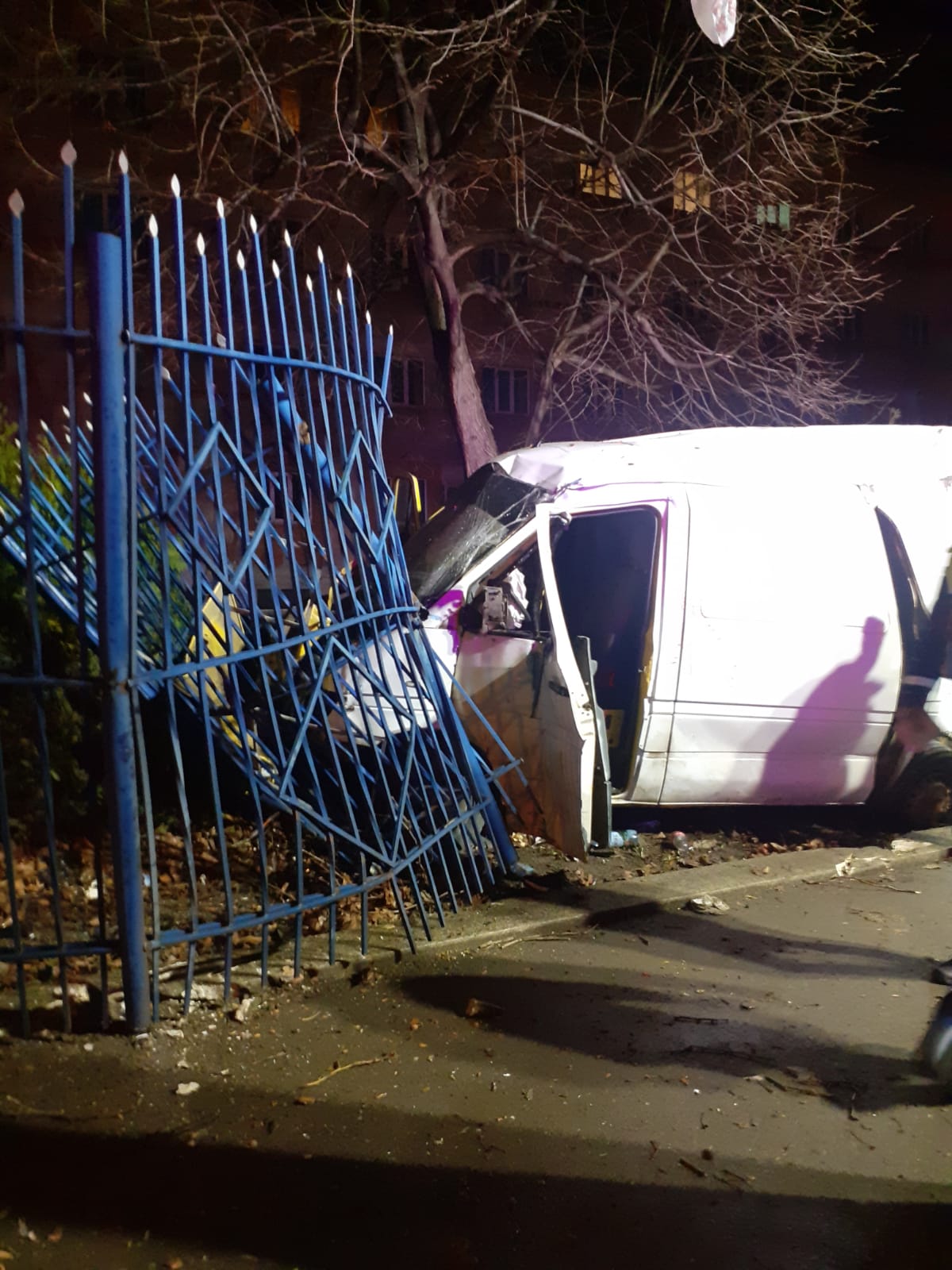 Trei persoane au fost rănite în urma unui accident produs în Constanţa. O autoutilitară a intrat în gardul Jandarmeriei