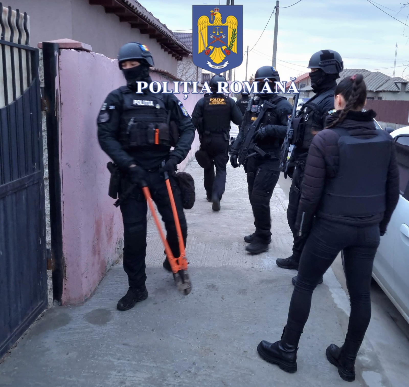 CUMPĂNA: Percheziţii la locuinţa unui bărbat acuzat de furt calificat. Prejudiciul este de peste 100 de mii de lei