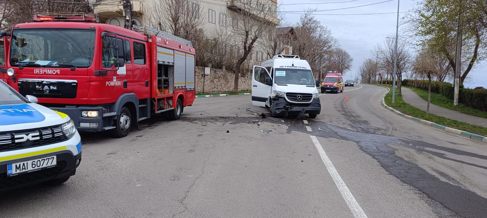 FOTO – Un accident rutier a avut loc la Techirghiol între un autoturism şi un microbuz. A fost activat Planul Roşu de Intervenţie. Mai mulţi copii sunt evaluaţi la faţa locului