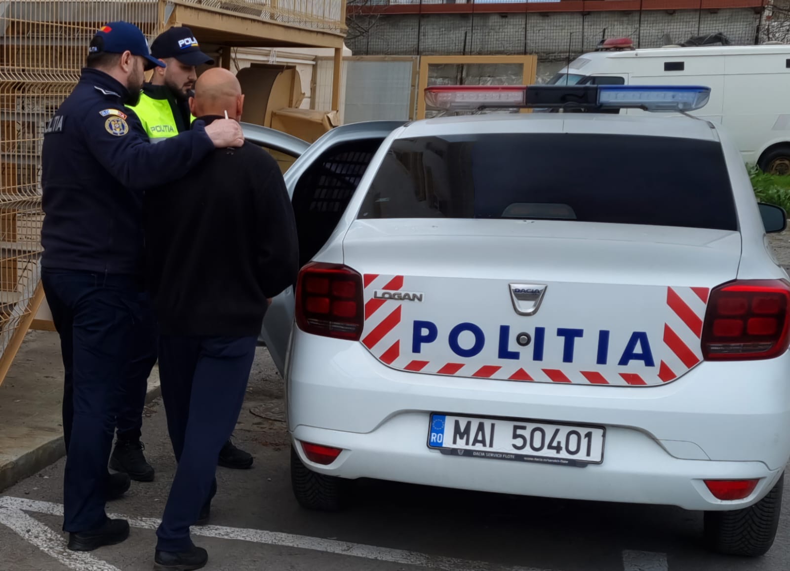 CONSTANŢA: Un bărbat a fost reţinut pentru 24 de ore pentru tentativă la omor, violare de domiciliu, distrugere, amenințare și încălcarea ordinului de protecție