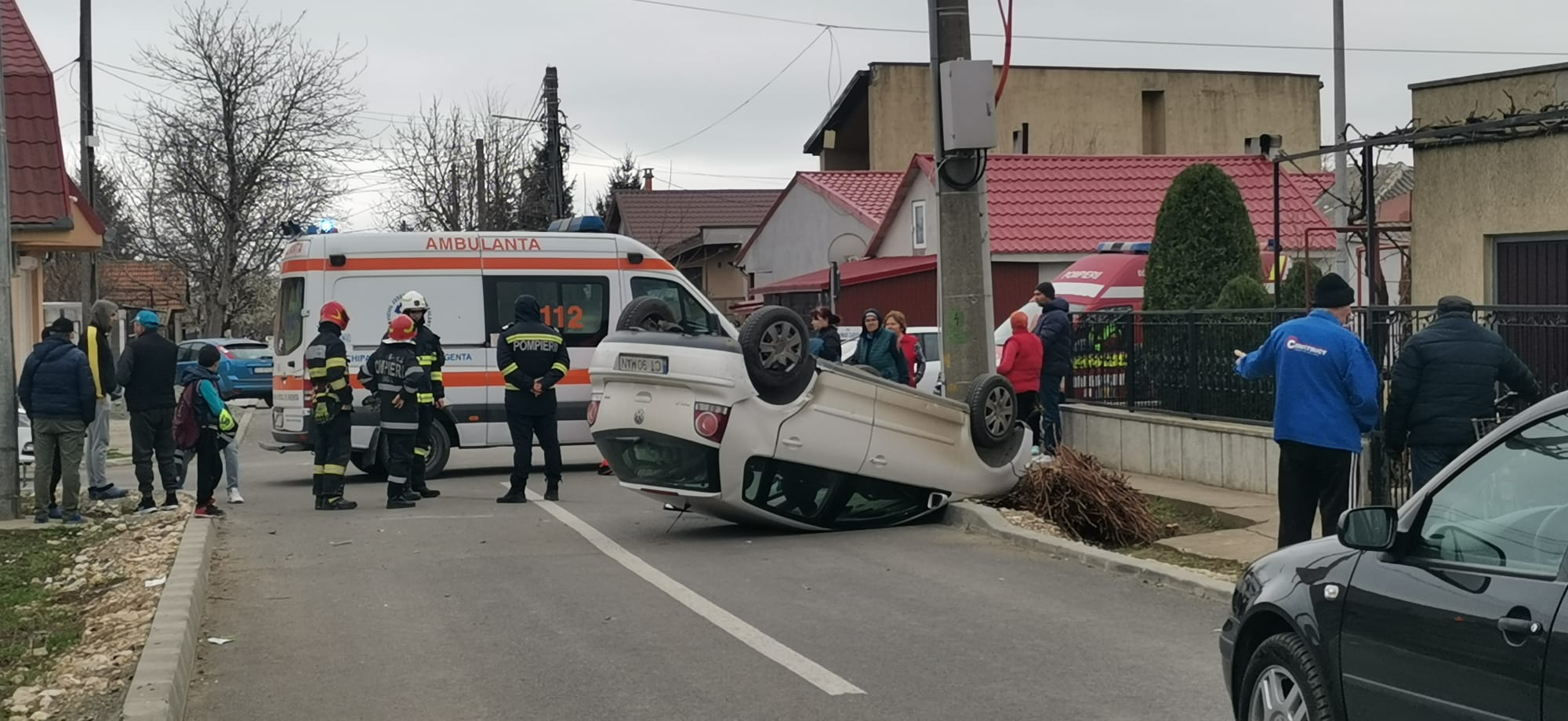 CUMPĂNA: O mașină s-a răsturnat pe șosea. Două persoane au fost rănite