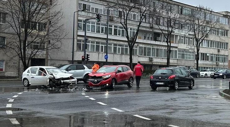 CONSTANȚA: Accident rutier cu o persoană rănită, la intersecția bulevardelor Ferdinand și 1 Decembrie