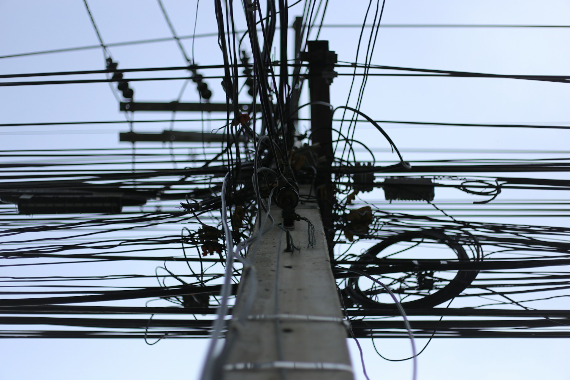 NĂVODARI: Cablurile de electricitate de pe stâlpi vor fi înlocuite și mutate în subteran