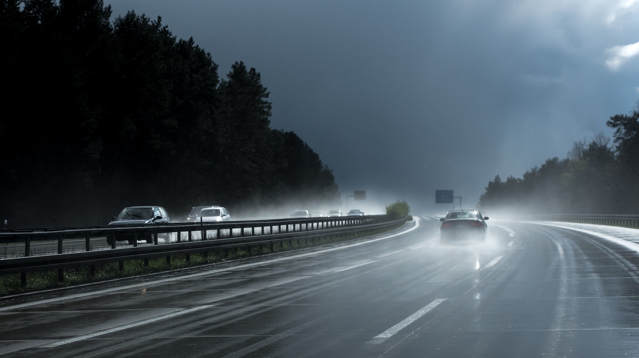 Atenție, șoferi! Trafic în condiții de ploaie și risc de acvaplanare pe A2!