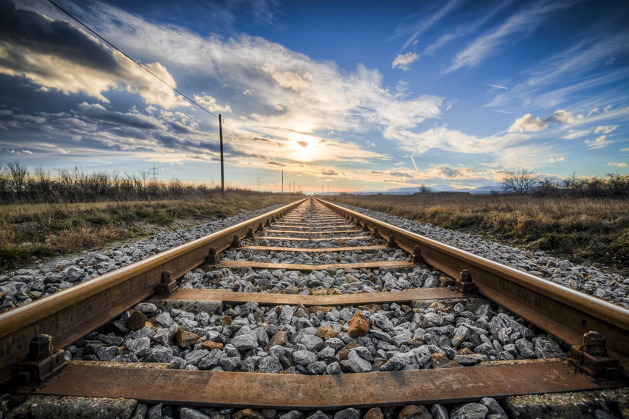 CFR Călători trece la ora de vară. De luni, se scumpesc biletele de tren