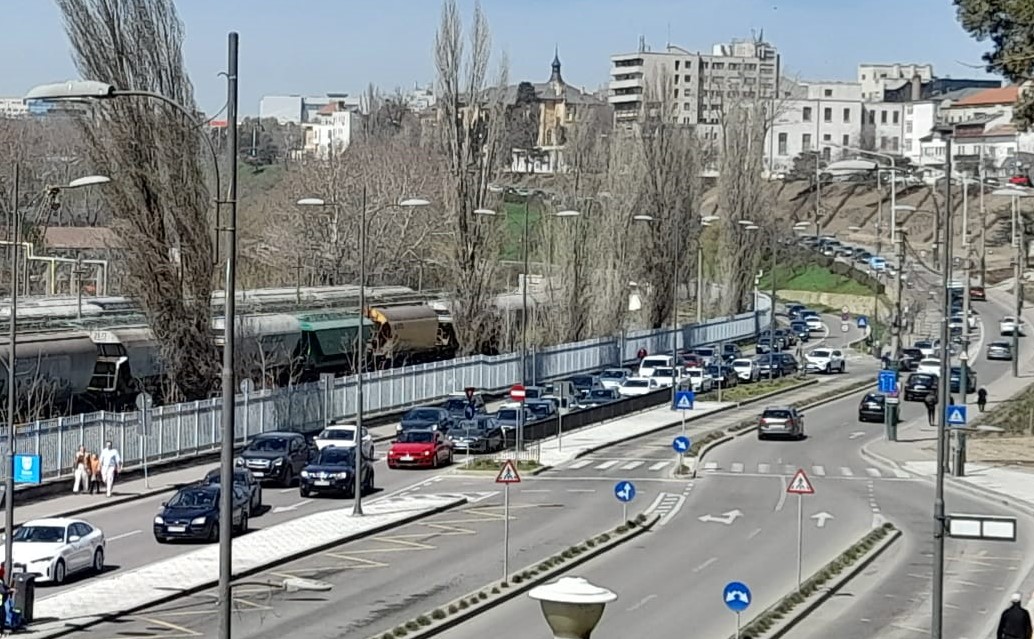 FOTO | Vremea de vară i-a „încolonat” pe constănțenii care au vrut să ajungă în zona peninsulară