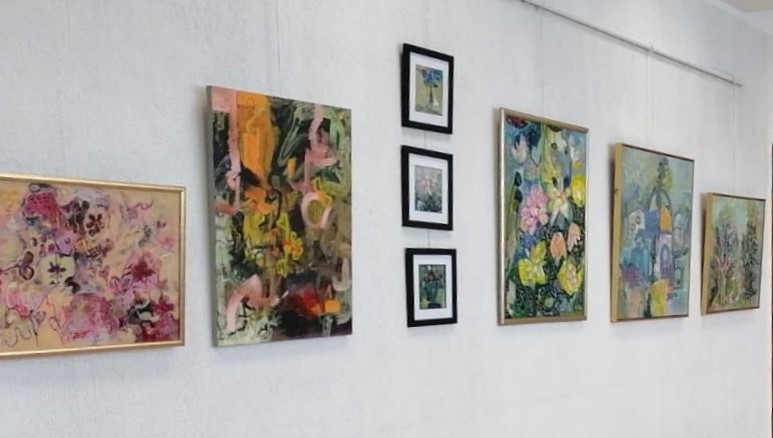 CONSTANȚA: Expoziția „Dăruind clipe de suflet”, semnată de artistul plastic Lacme Ifrim, vernisată la Bibioteca Județeană „I. N. Roman”