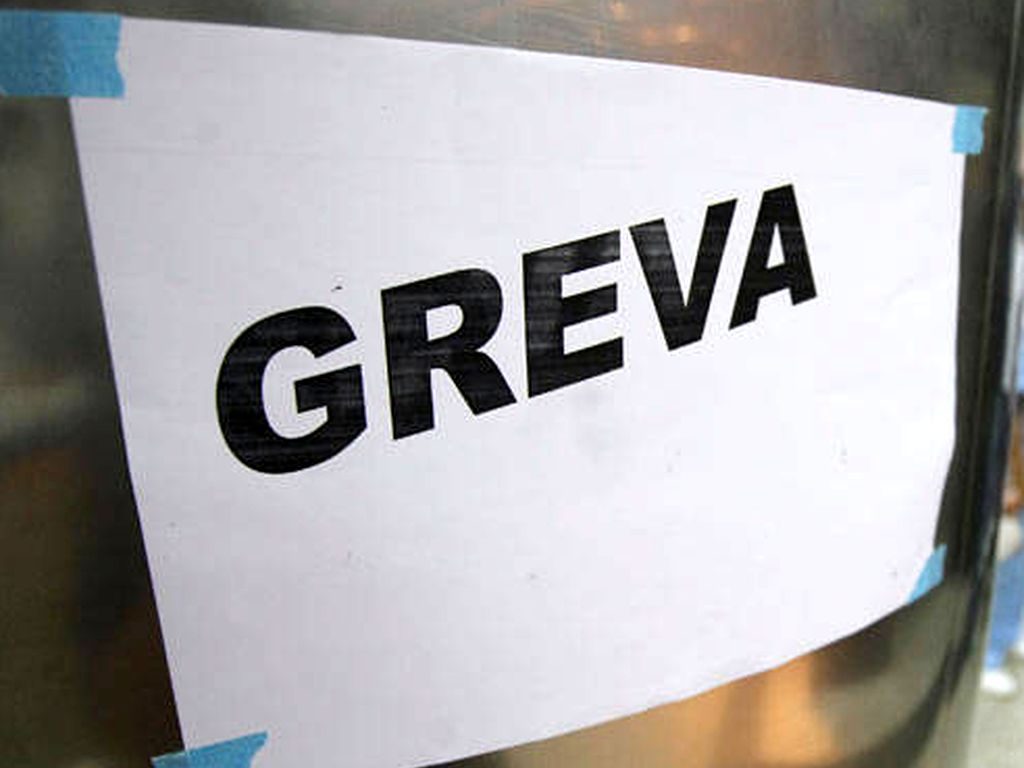 Sindicatele din administrație anunță grevă generală, dacă Guvernul nu renunță la decizia de a desființa ‘masiv’ posturi