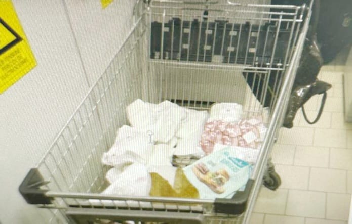 TULCEA: A umplut coșul cu produse, dar a uitat să plătească