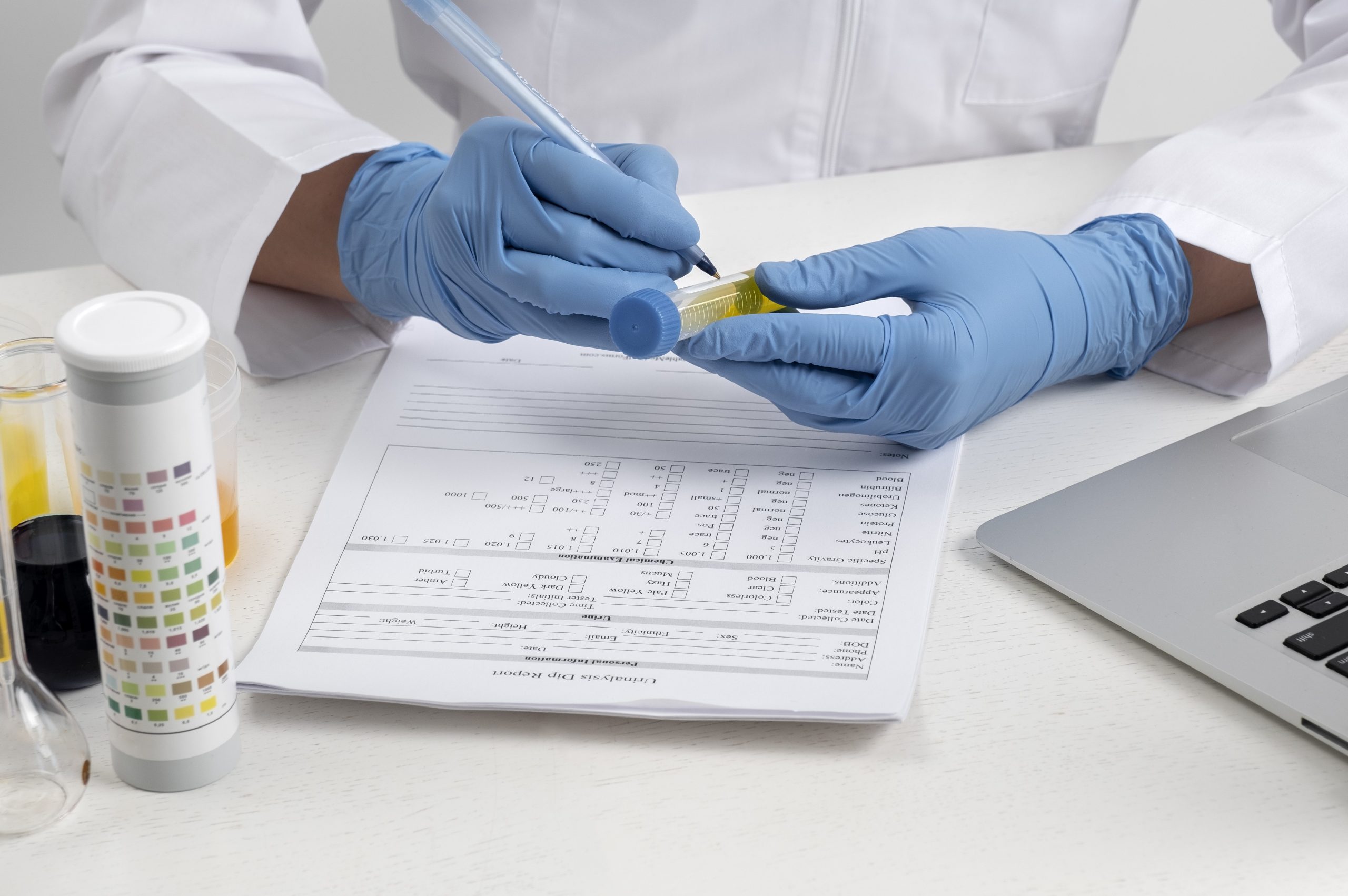 Elevii, studenții și doctoranzii cu vârsta între 18 și 26 de ani beneficiază de asigurare de sănătate, fără plata contribuției, cu condiția să nu realizeze venituri din muncă