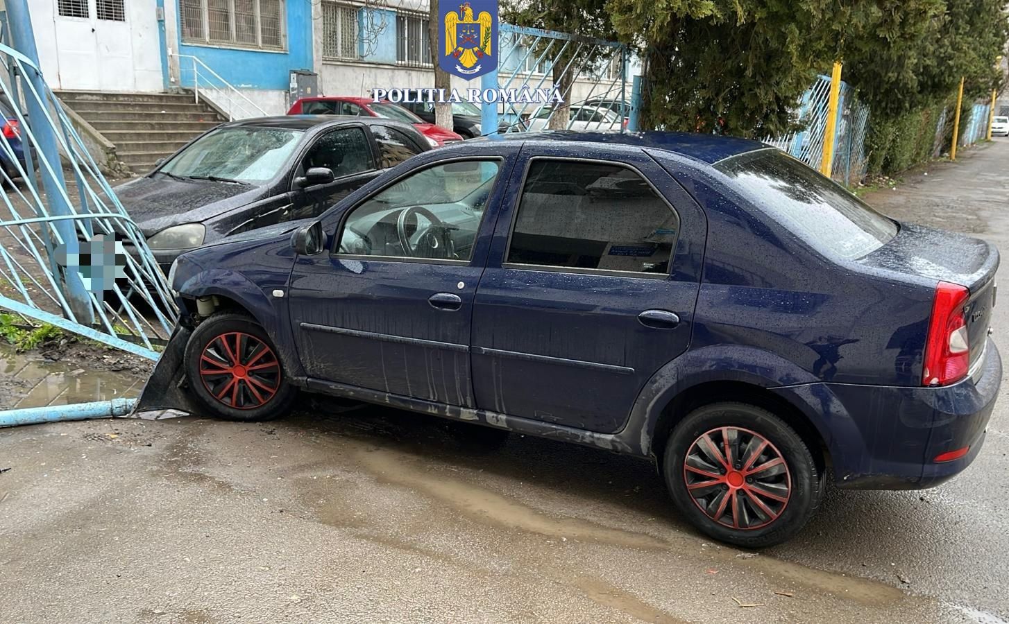 CONSTANȚA: O tânără fără permis s-a ales cu dosar penal, după ce a intrat cu mașina într-un gard și a părăsit locul accidentului