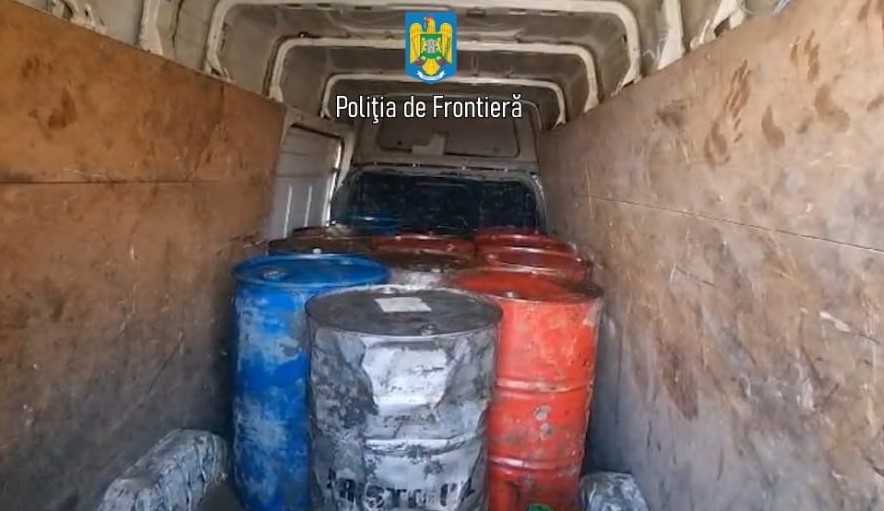 VIDEO | Județul CONSTANȚA: Un tânăr și un minor, prinși cu mașinile pline de butoaie cu motorină