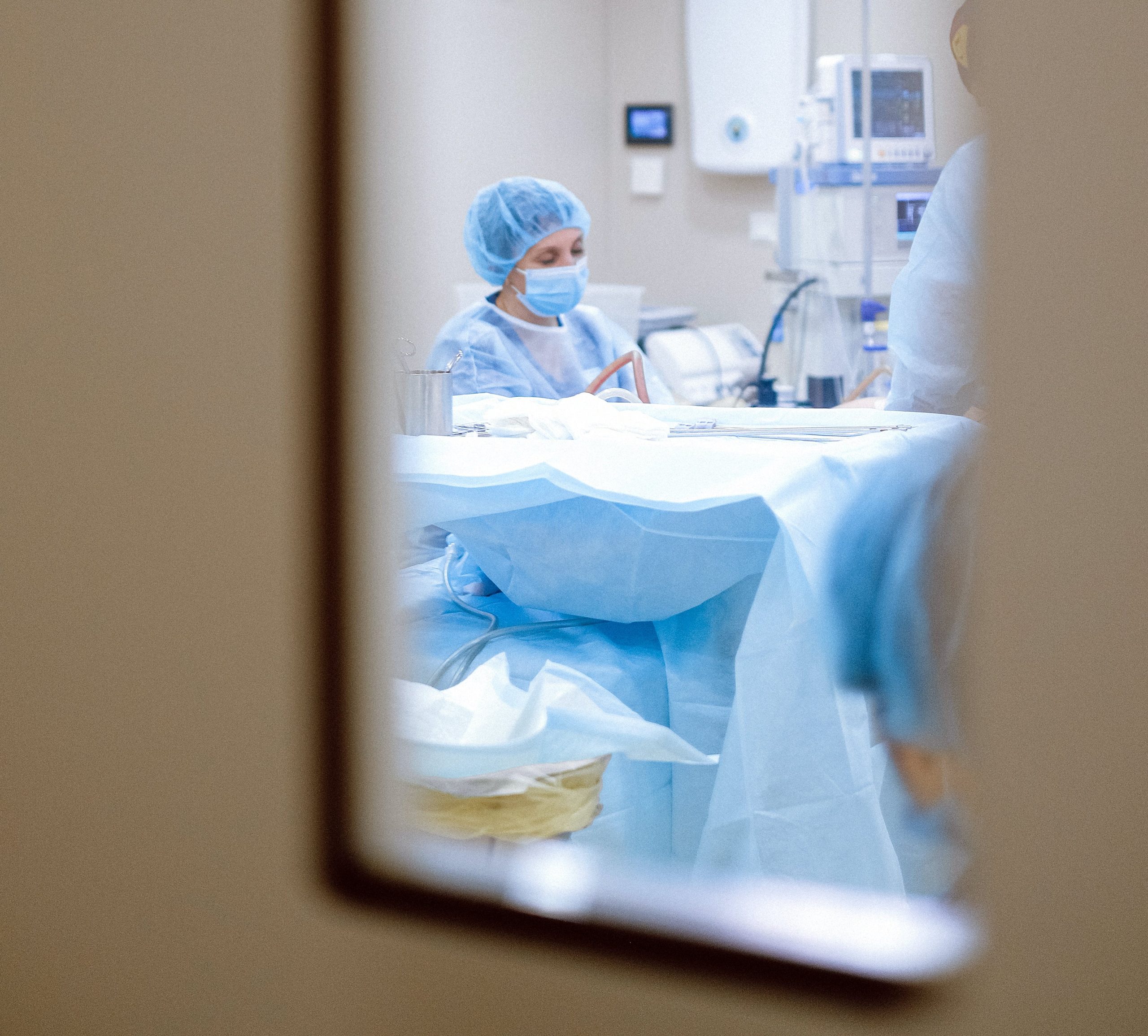Chirurgul estetician cercetat pentru malpraxis, plasat sub control judiciar 60 de zile