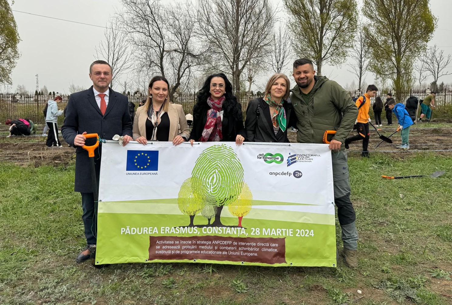 CONSTANȚA: A șasea Pădure Erasmus a prins viață, grație celor 300 de elevi și profesori participanți la acțiunea de plantare