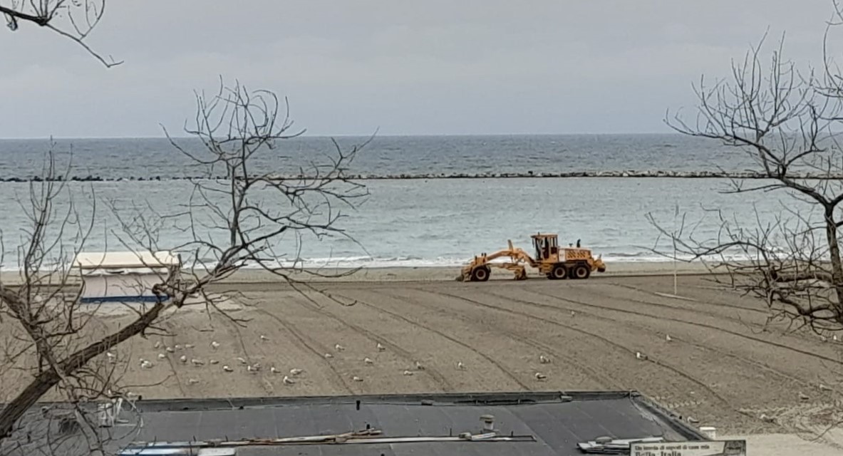 Continuă pregătirea plajelor pentru sezonul estival