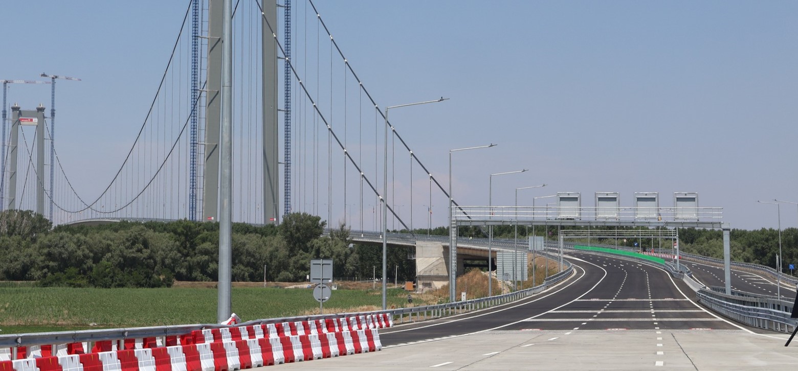 Zona de acces pe Podul peste Dunăre de la Brăila, tasată cu 10-15 cm. Constructorul are 4 luni pentru remediere