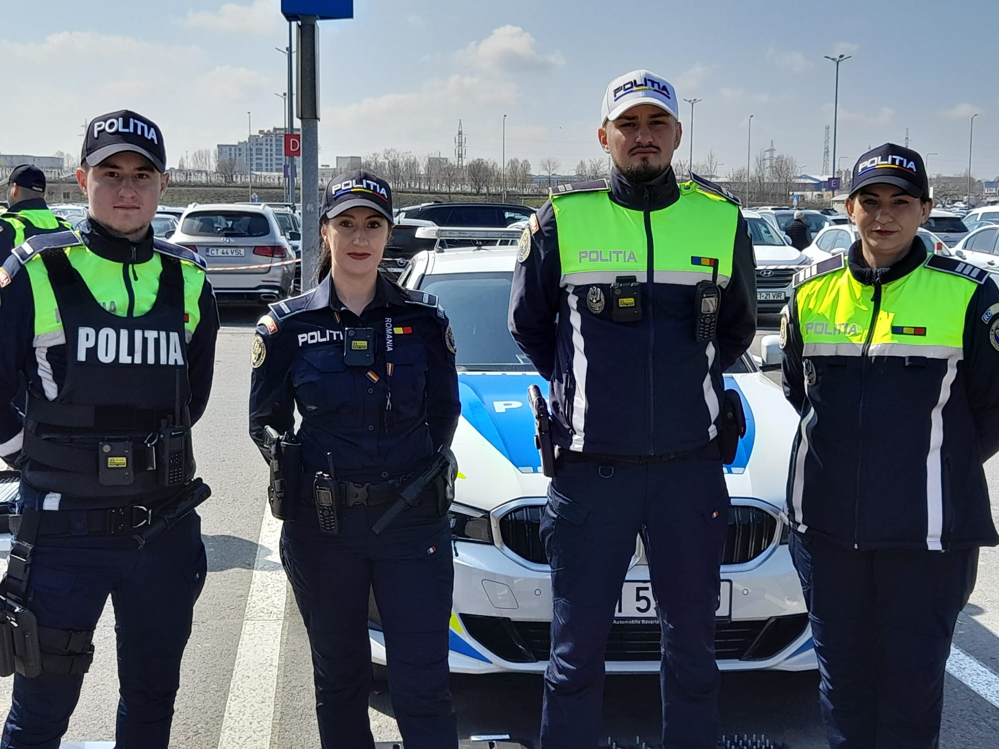 FOTO-AUDIO | Câinele Spot și uniformele SAS, punctele de atracție ale evenimentului de promovare a profesiei de polițist