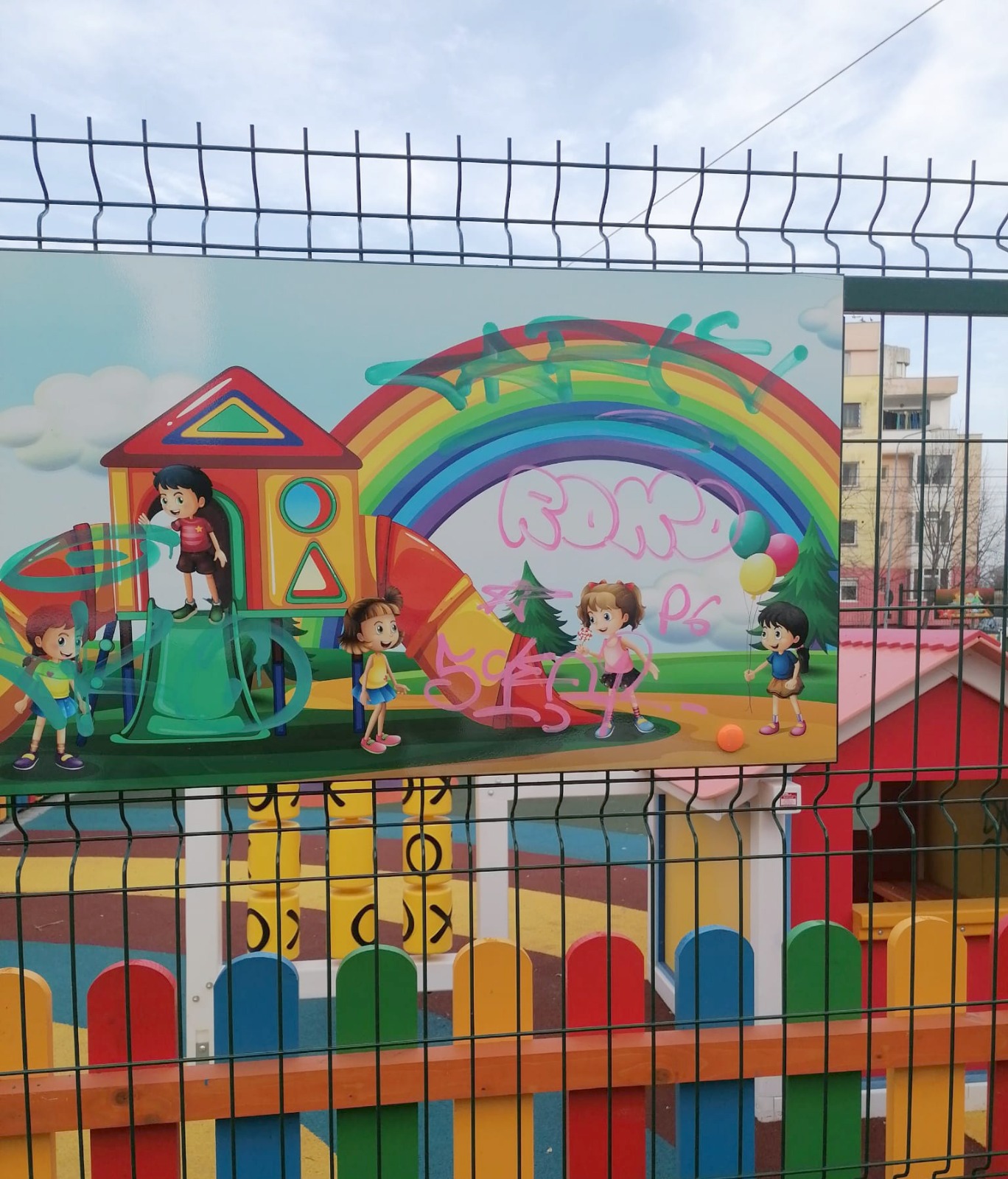 CONSTANȚA: Adolescenți surprinși în timp ce vandalizau un loc de joacă