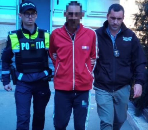 TECHIRGHIOL: Bărbat reținut de polițiști după ce ar fi lovit o bătrână cu coada toporului