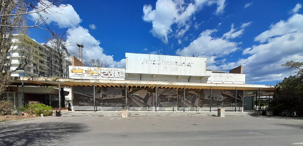 În 2026, Festivalul de la Mamaia revine pe scena Teatrului de Vară. Ediția din acest an va avea loc în piațeta Perla