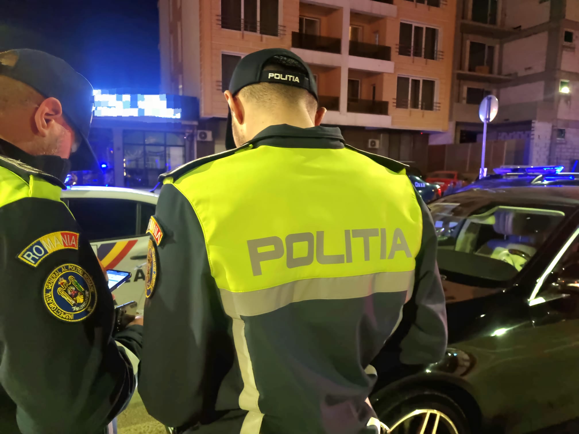 Un şofer posibil drogat, oprit de oamenii legii pe bulevardul Năvodari. Pasagerul din maşină avea asupra lui un grinder și trei pachete de foițe pentru confecționarea țigărilor artizanale