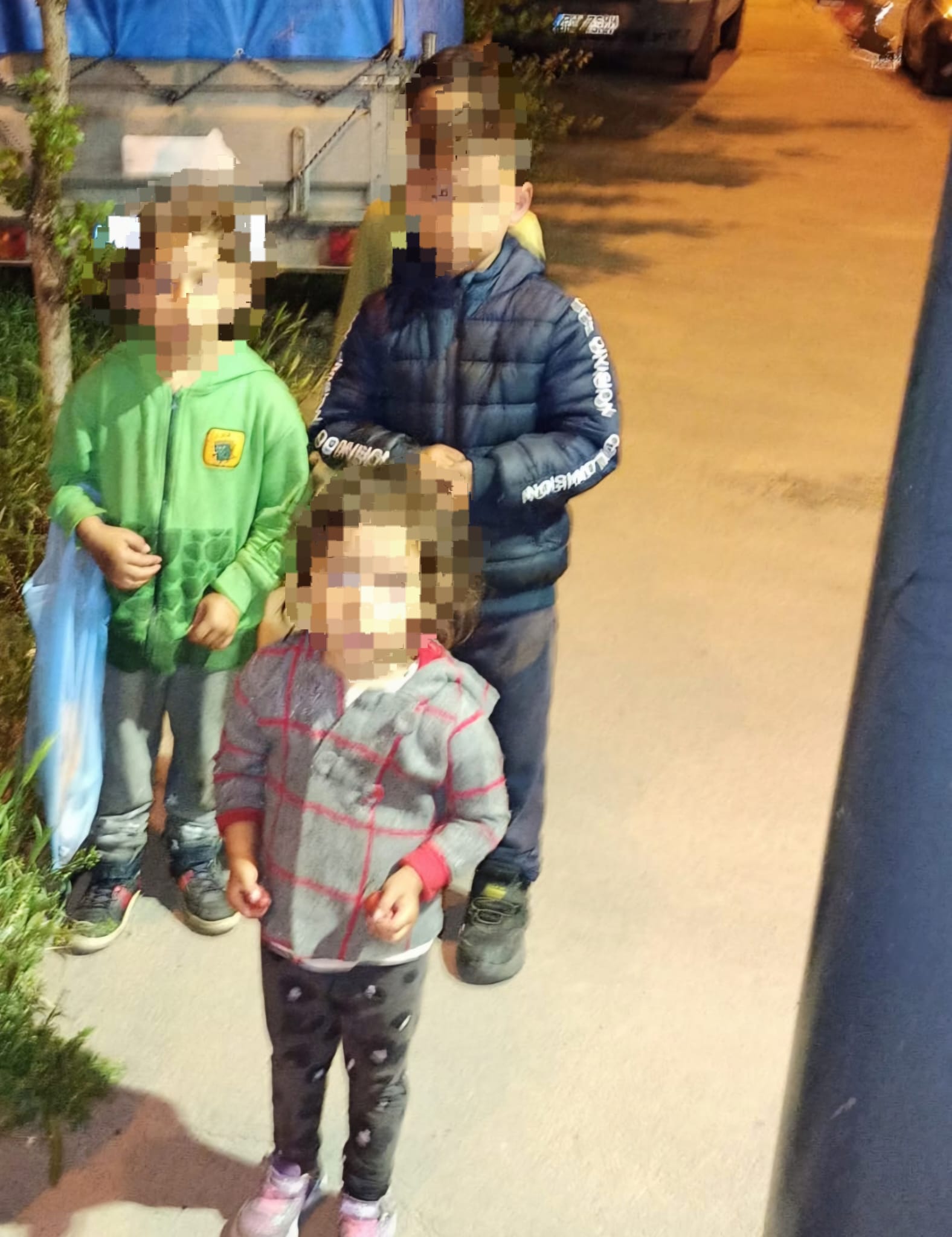 Trei copii de un an, 3 şi 5 ani au plecat de acasă. Mama minorilor a fost sancţionată contravenţional de poliţiştii constănţeni