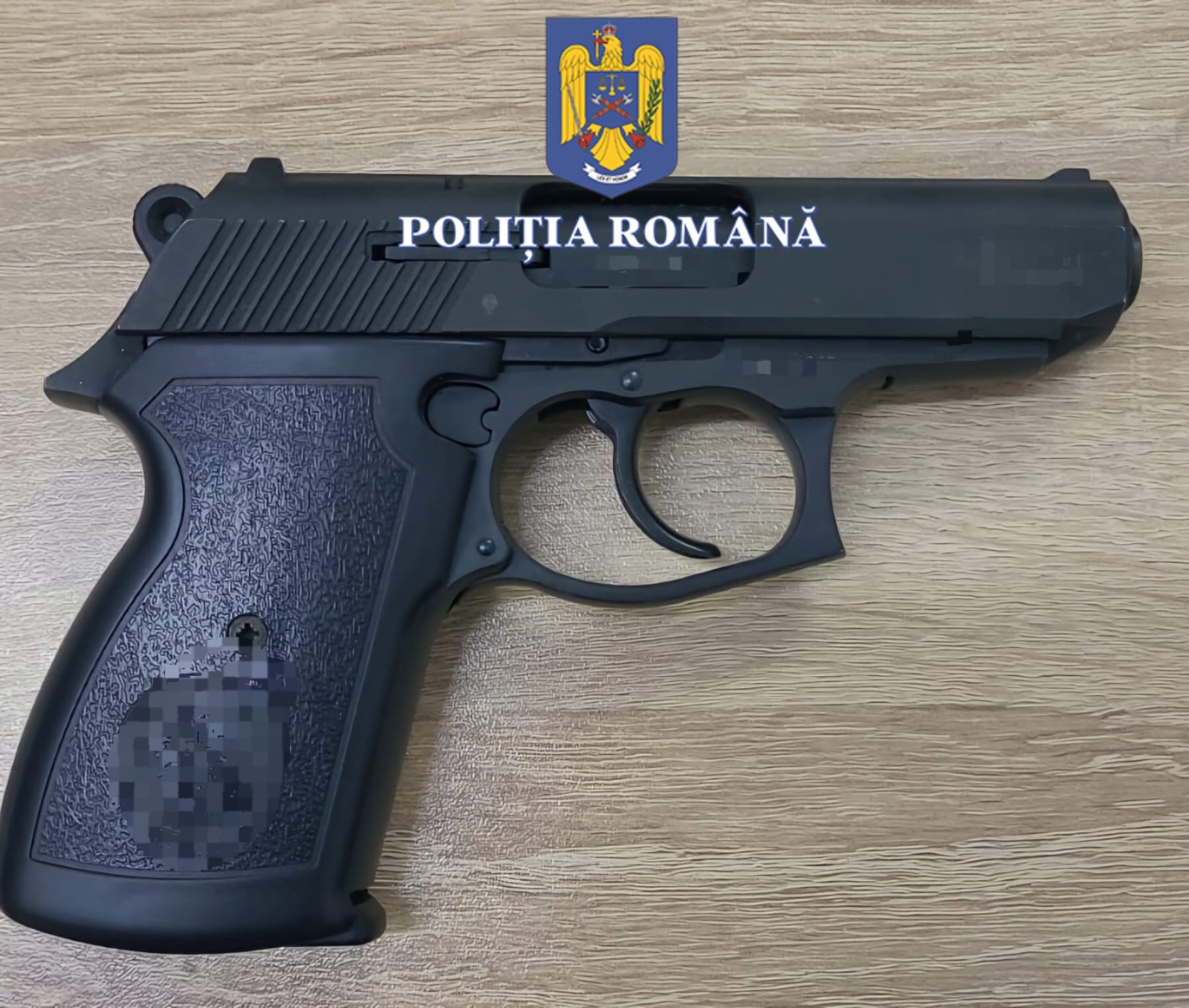 Dosar penal în cazul unui bărbat care deţinea o armă neletală, dar avea permisul expirat