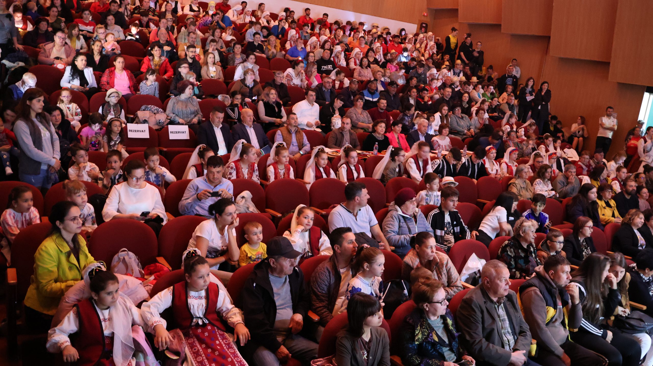 TULCEA: Prima ediţia e Festivalului Județean de Folclor „Ritm și Culoare“ a avut loc la Teatrul „Jean Bart“