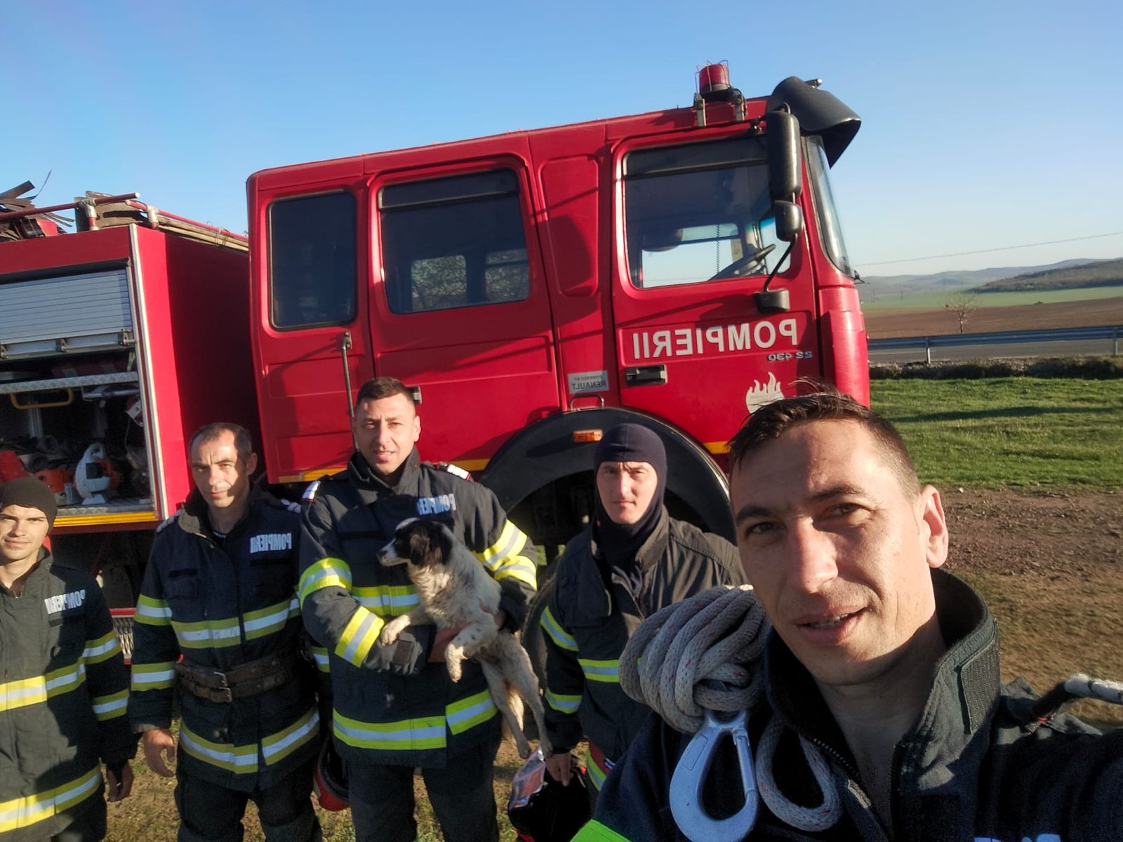 TULCEA: Două căţeluse ce căzuseră într-un puţ adânc de 8 metri, salvate de pompierii de la Staţia Babadag