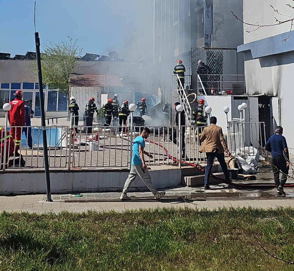 FOTO | Un incendiu a cuprins un hotel din Mamaia