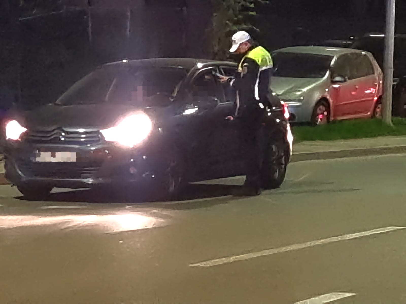 Mai multe sancţiuni contravenţionale au fost aplicate de poliţiştii constănţeni, în urma unei acţiuni desfăşurate în unele cartiere din oraş