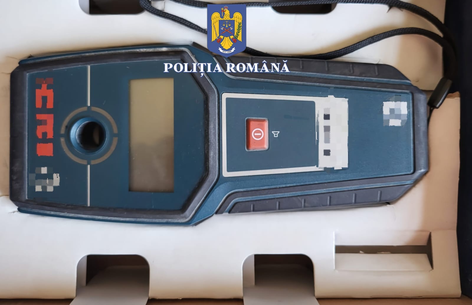 O femeie a fost sancţionată contravenţional pentru deţinerea fără autorizaţie a unui detector de metale