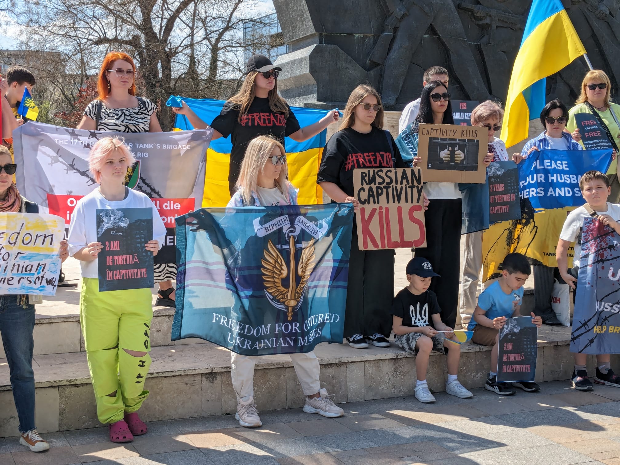 (GALERIE FOTO) CONSTANȚA: Refugiații ucraineni cer eliberarea prizonierilor de război și a ostaticilor civili ținuți captivi de Rusia
