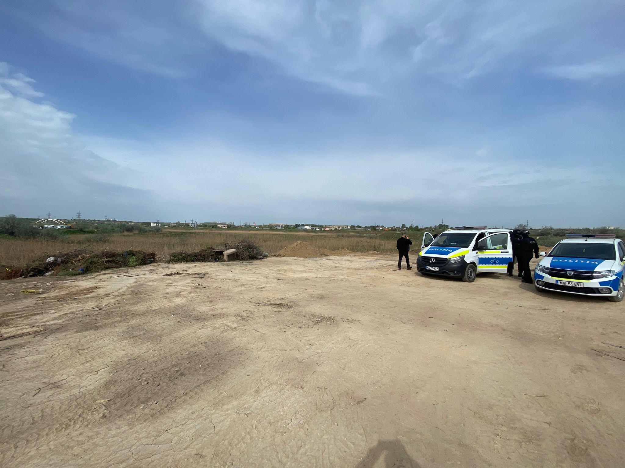 CONSTANŢA: Percheziţii într-un dosar penal privind săvârșirea infracțiunilor de îngroparea deșeurilor și abandonarea, aruncarea și/sau ascunderea deșeurilor