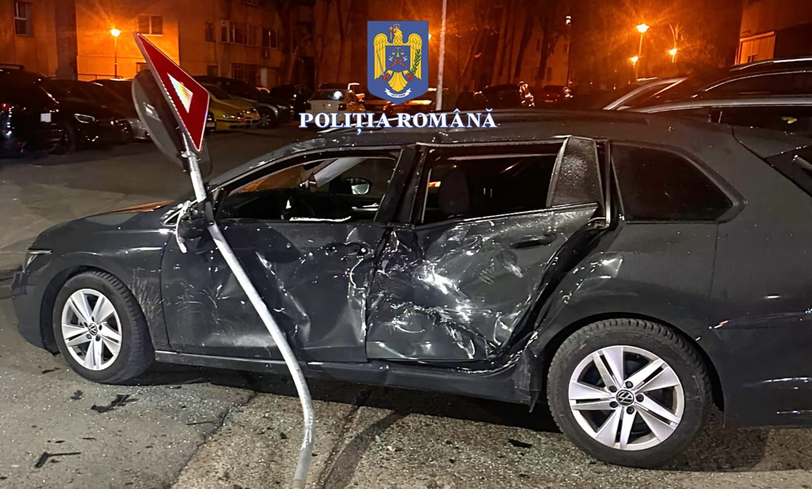 Un şofer aflat sub influenţa băuturilor alcoolice şi posibil drogat, a provocat un accident pe bulevardul Alexandru Lăpușneanu, după care a fugit de la faţa locului