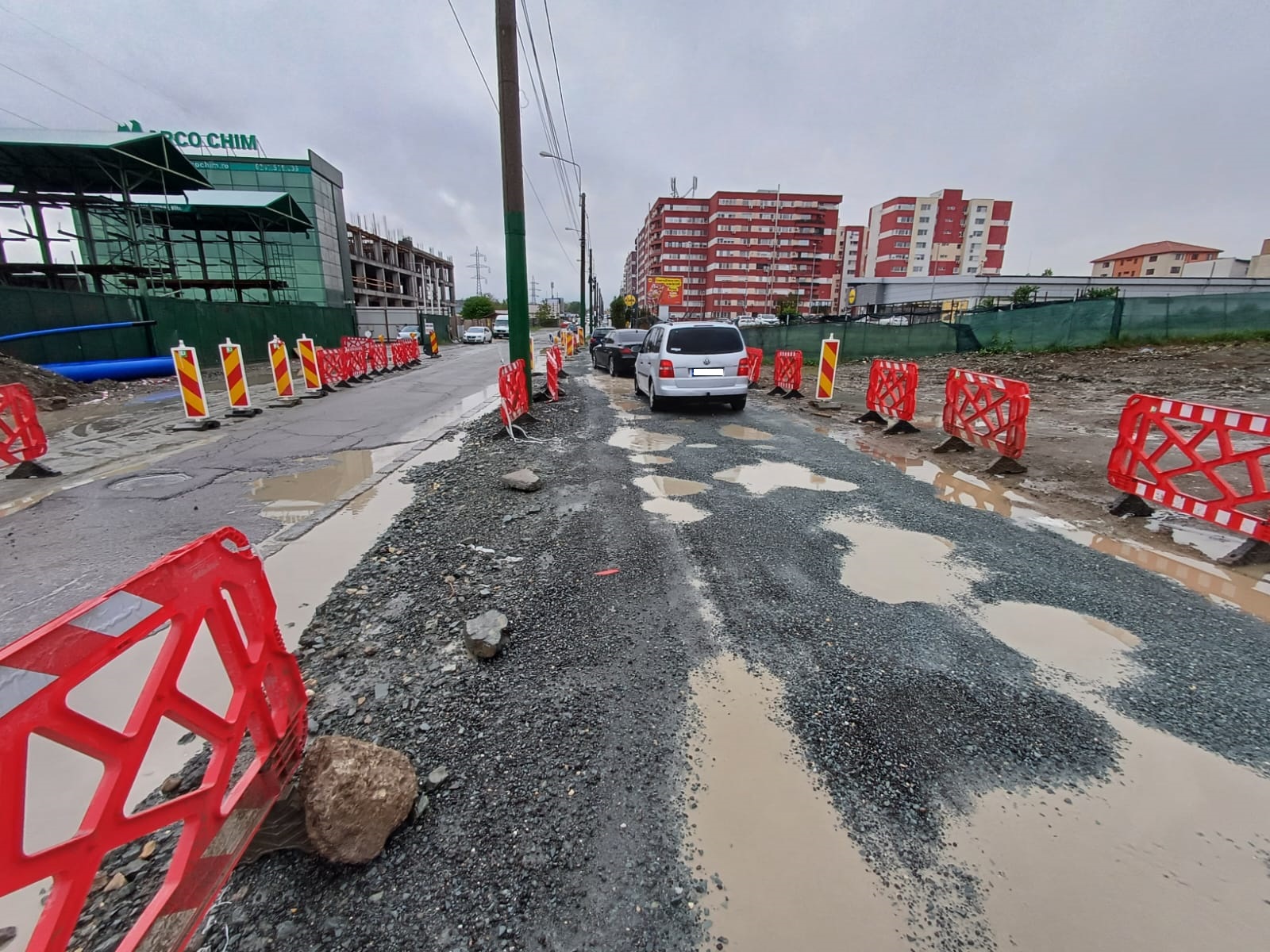 AUDIO | Traficul auto pe strada Baba Novac, în zona Energia, este strangulat din cauza unui șantier apărut în mijlocul drumului