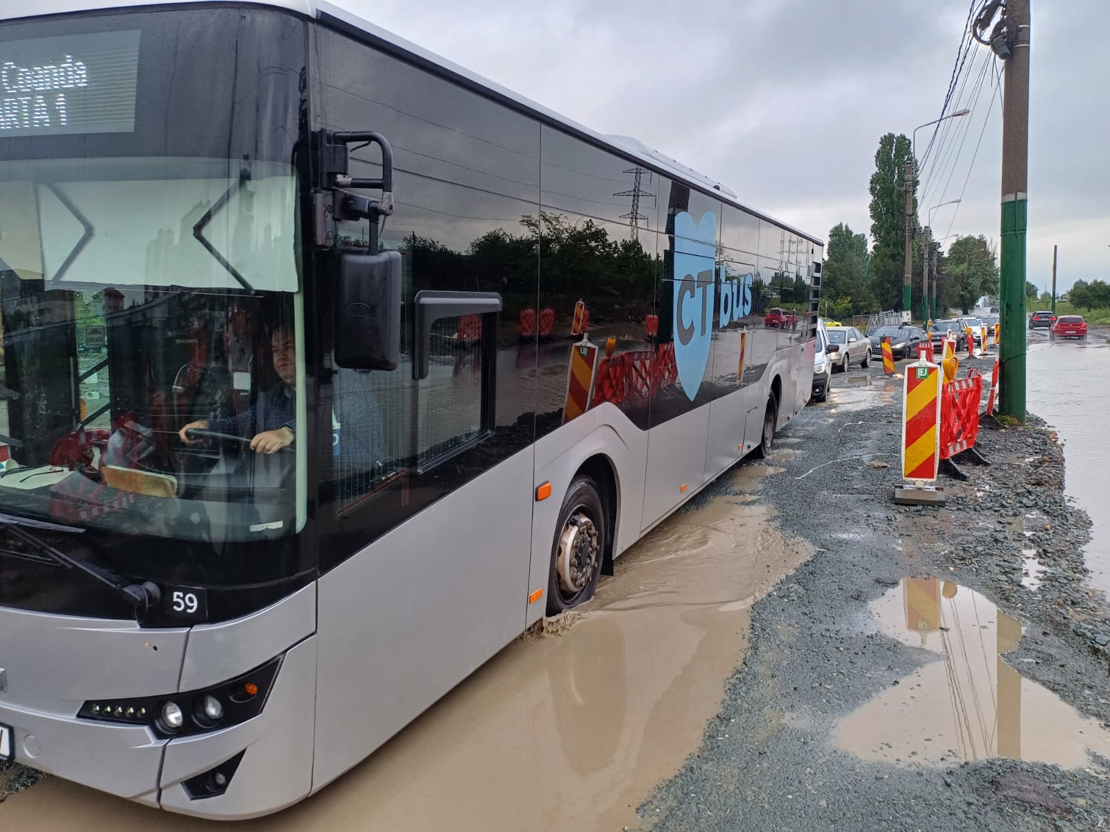 FOTO, VIDEO – CONSTANŢA: Trafic îngreunat pe strada Baba Novac. Zona este plină de gropi din cauza unui şantier