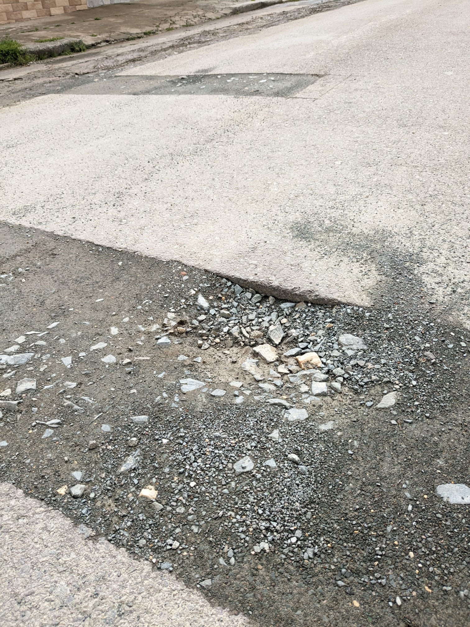 FOTO, VIDEO – Strada Ion Adam din cartierul Tomis 2, coşmarul şoferilor. În zonă lucrează o firmă privată, dar niciun muncitor n-a mai fost văzut de o lună de zile
