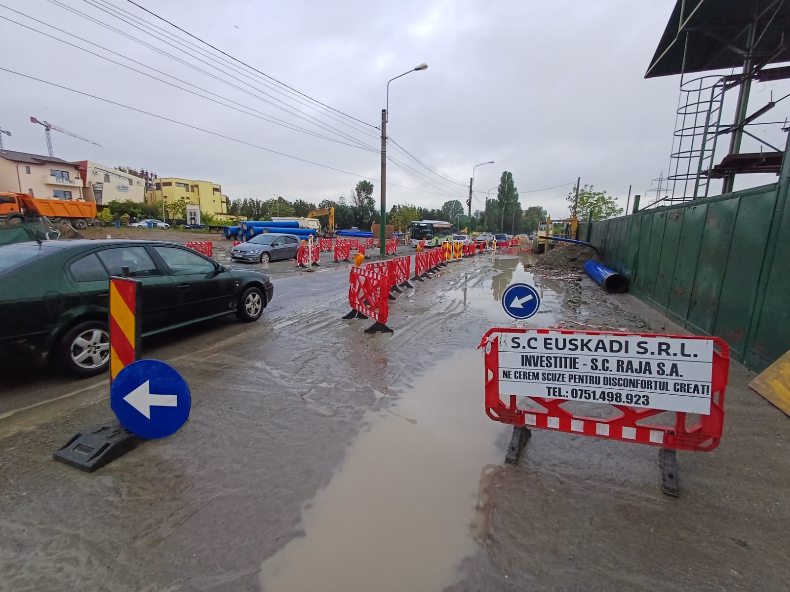 AUDIO: Traficul auto pe strada Baba Novac, în zona Energia, este strangulat din cauza unui șantier apărut în mijlocul drumului
