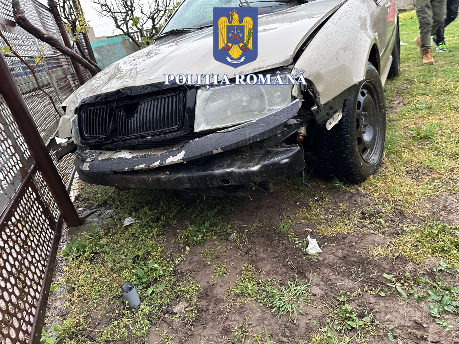 Un tânăr fără permis și posibil drogat a intrat cu mașina în curtea unei gospodării din satul Nisipari