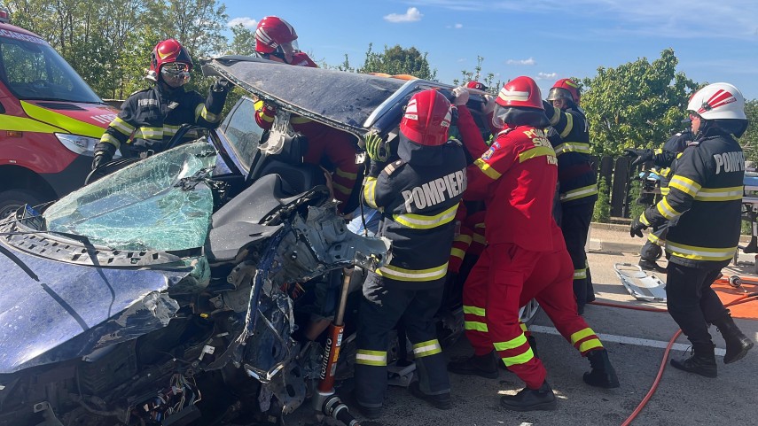 FOTO/TULCEA: Accident rutier grav. O persoană este încarcerată. Intervine și elicopterul SMURD