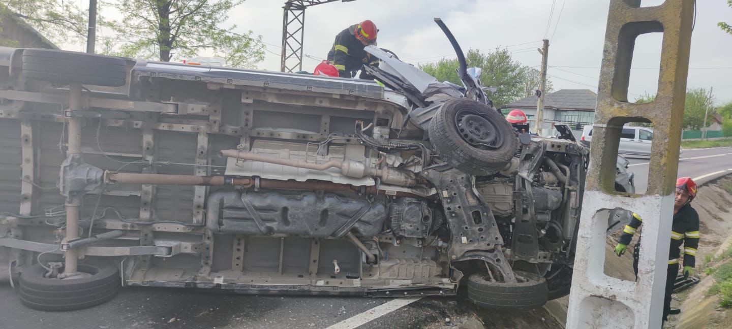 TULCEA: Autoutilitară răsturnată – două persoane au fost rănite