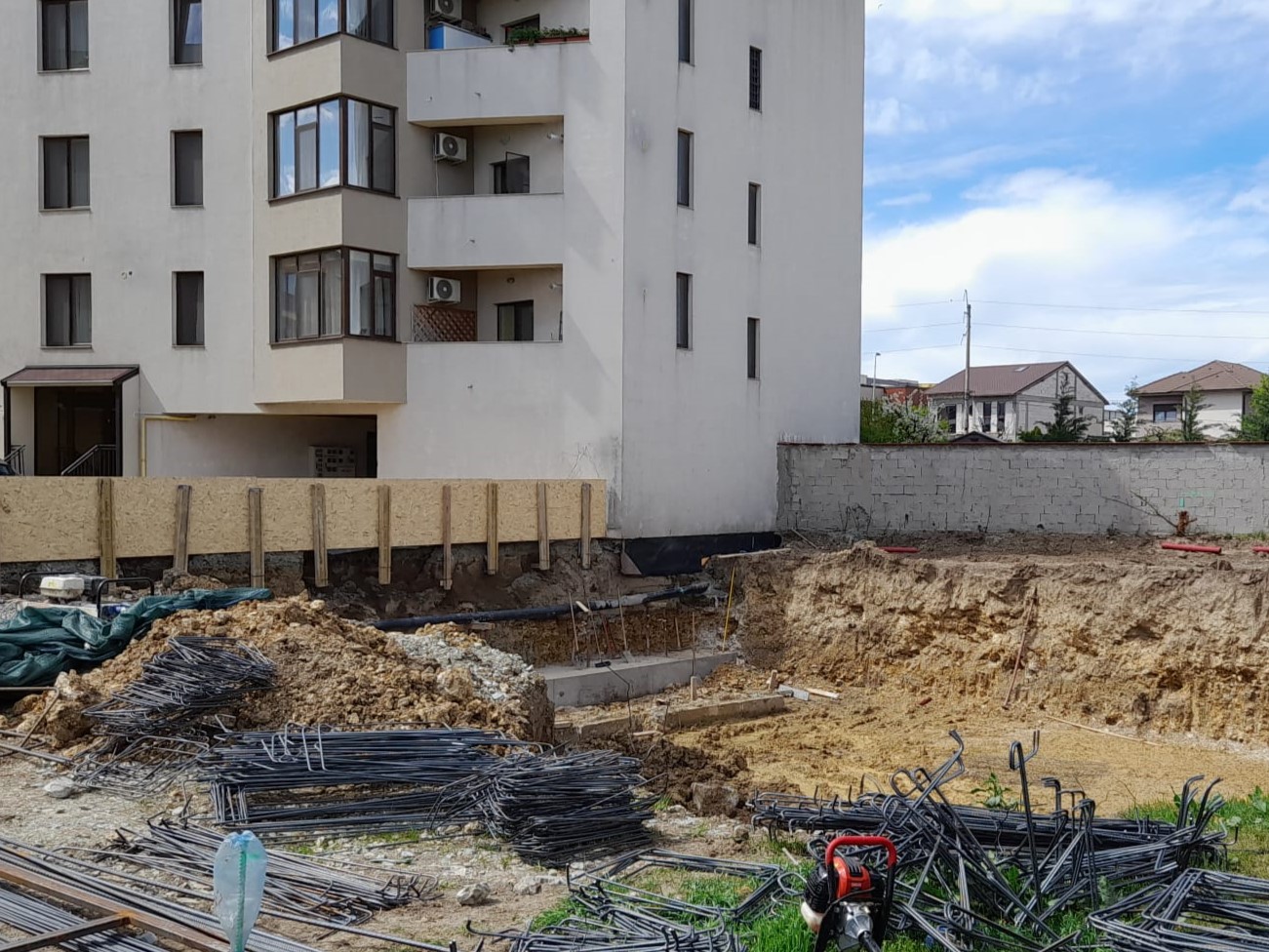 FOTO – VIDEO | S-au reluat lucrările în Palazu Mare, acolo unde s-a surpat pământul, iar pe pereții blocurilor învecinate au apărut fisuri