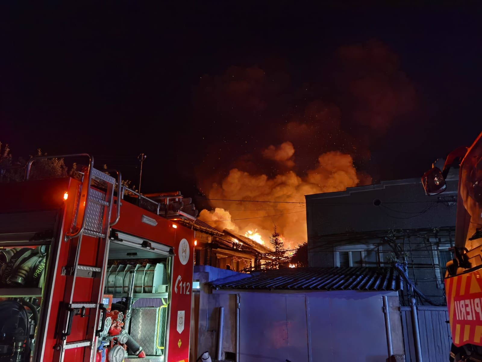 TULCEA: Incendiu violent la o casă de pe strada Ion Nenițescu