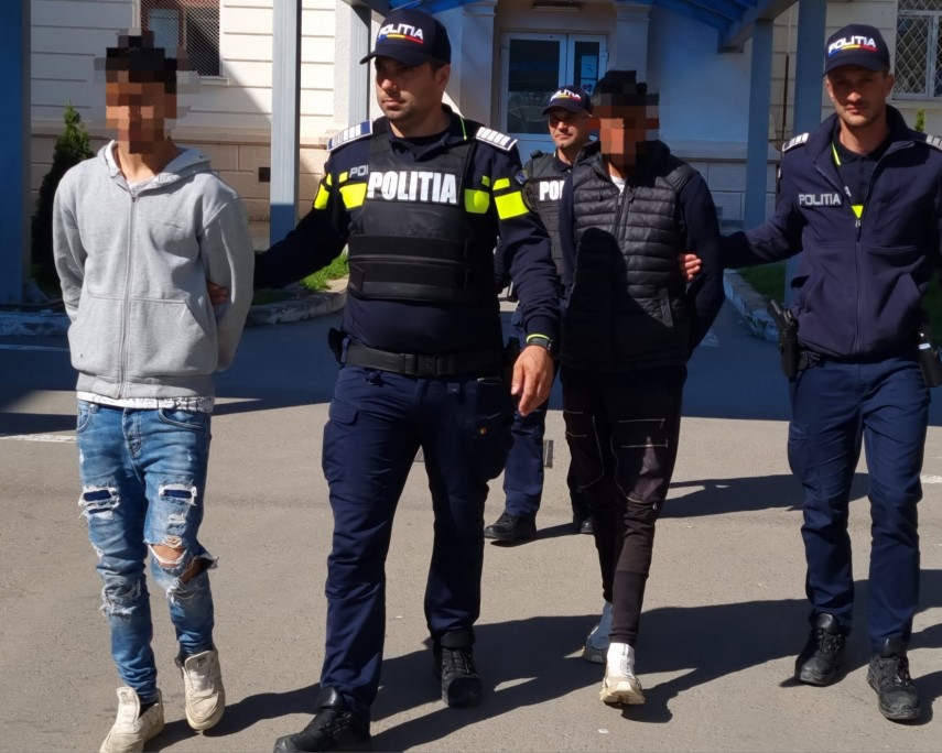 Un minor și un adult l-au bătut pe șoferul care îi luase ”la ocazie”. Suspecții i-au furat și mașina