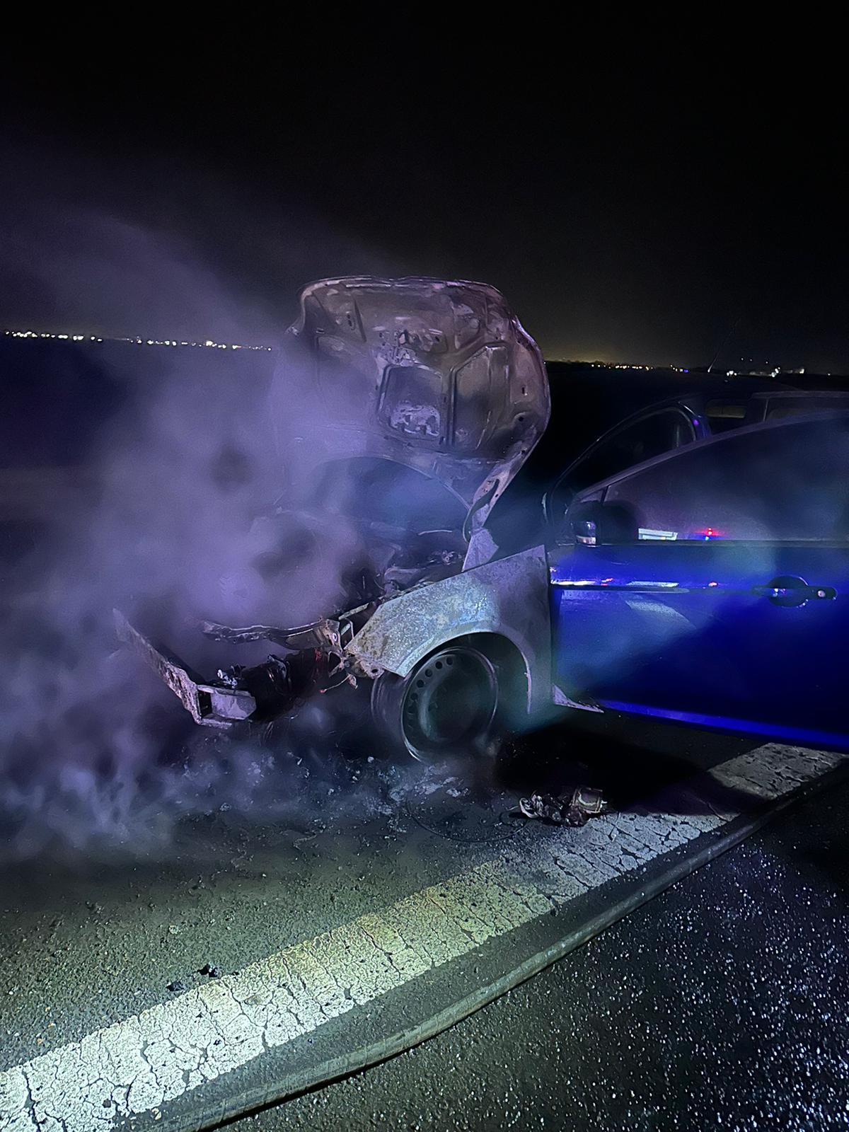 CONSTANȚA: O mașină a luat foc în mers pe autostrada A4 Ovidiu – Agigea. Traficul este oprit